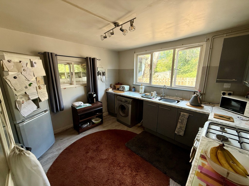 Lot: 80 - EQUESTRIAN FACILITY - INDOOR MANÈGE, STABLES, PADDOCKS AND ACCOMMODATION - Flat three - Kitchen